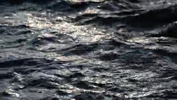 Feche Uma Corrente Água Com Destaques Brilhantes Rio Montanha Noite — Vídeo de Stock