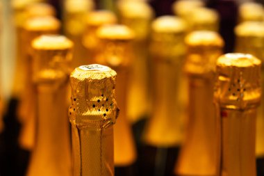 Şarap dükkanında şampanya şişeleri. Seçici odak.