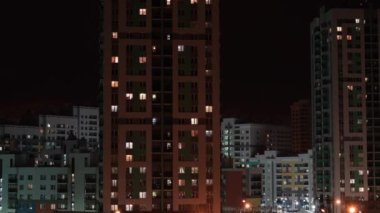 Gece yerleşim yerleri. Geceleri pencerelerdeki ışıkları açıp kapayan konutlar, zaman aşımı. Pencereden bak