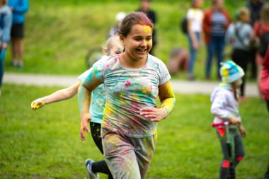 Chelyabinsk Bölgesi, Rusya - Temmuz 2019. Farklı milletlerden çocuklar renk festivalinde arkadaşlar. Birçok ulusun katılımıyla eyalette tatil, müzik, dans