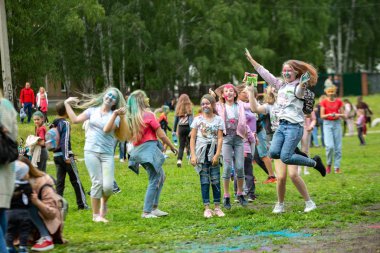 Chelyabinsk Bölgesi, Rusya - Temmuz 2019. Farklı milletlerden çocuklar renk festivalinde arkadaşlar. Birçok ulusun katılımıyla eyalette tatil, müzik, dans