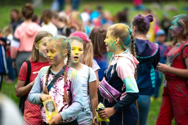 Chelyabinsk Region, Rússia - JULHO 2019. Crianças de diferentes nacionalidades são amigas no festival das cores. Férias na província com a participação de muitas nações, música, dança, enterta — Fotografia de Stock