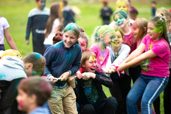 Region Czelabiński, Rosja - lipiec 2019 r. Dzieci różnych narodowości są przyjaciółmi na festiwalu kolorów. Holownik wojenny. Dzieci pasjonują się grą. Żywe emocje na twarzy dziecka — Zdjęcie stockowe