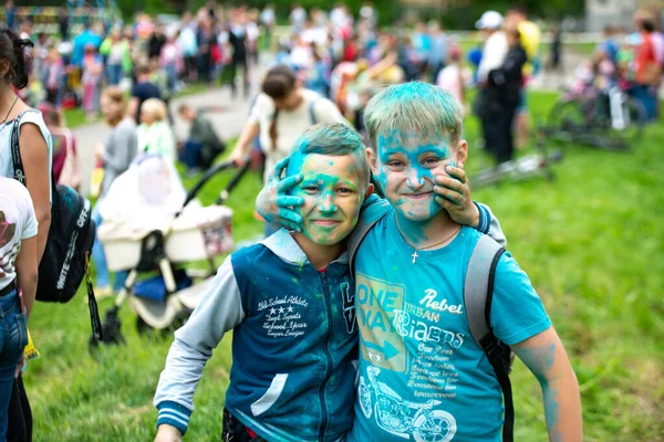 Regionen Tjeljabinsk, Ryssland - juli 2019. Barn av olika nationaliteter är vänner på färgfestivalen. Semester i provinsen med deltagande av många nationer, musik, dans — Stockfoto