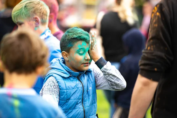 Regionen Tjeljabinsk, Ryssland - juli 2019. Barn av olika nationaliteter är vänner på färgfestivalen. Semester i provinsen med deltagande av många nationer, musik, dans — Stockfoto