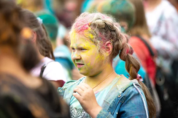 Chelyabinsk Region, Rússia - JULHO 2019. Crianças de diferentes nacionalidades são amigas no festival das cores. Férias na província com a participação de muitas nações, música, dança — Fotografia de Stock