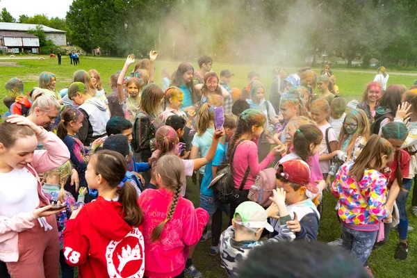 Chelyabinsk Region, Rússia - JULHO 2019. Crianças de diferentes nacionalidades são amigas no festival das cores. Férias na província com a participação de muitas nações, música, dança — Fotografia de Stock