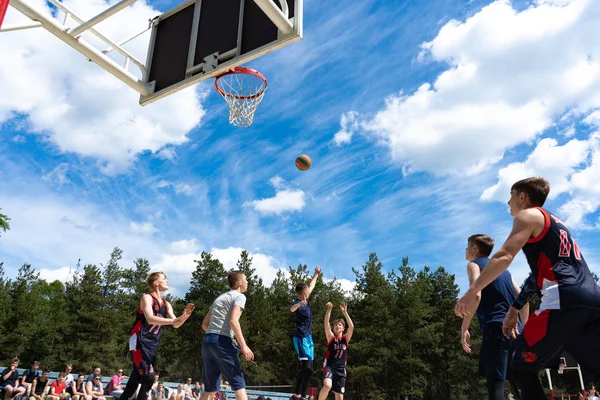 Région de Tcheliabinsk, Russie - juin 2019. Basketball joueurs en action sur le terrain — Photo