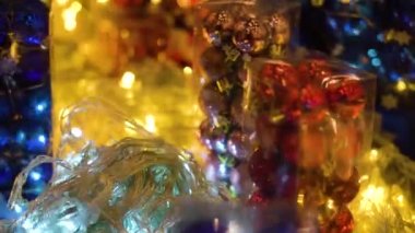 Paketteki yanıp sönen ampuller ve parlak toplar Noel ağacını süslemeye hazırlar. Güzel Noel arkaplanı