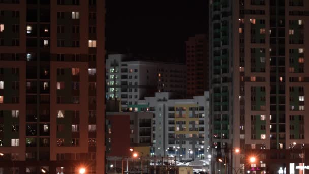 Жизнь Многих Квартирах Многоэтажных Жилых Домов Темноте Светятся Окна Многоквартирных — стоковое видео