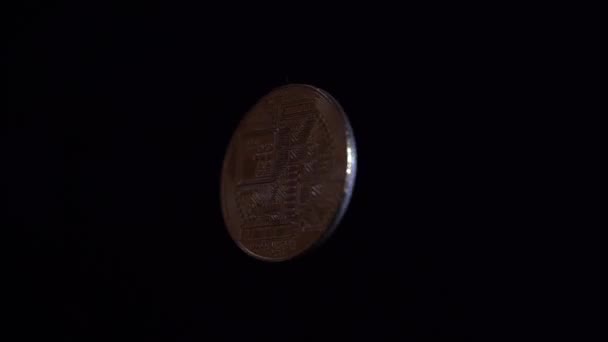 Die Münze Dreht Sich Schnell Bitcoin Coin Rotiert Auf Schwarzem — Stockvideo