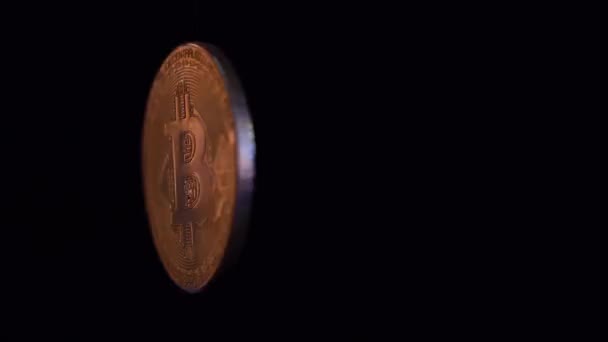 Close Bitcoin Cryptogeld Munt Langzaam Draait Ruimte Een Zwarte Achtergrond — Stockvideo
