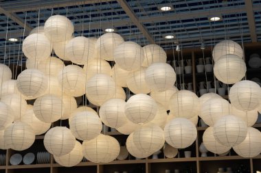 Bir sürü kağıt fener. Binanın içinde yanan kağıt fenerler, dekorasyon.