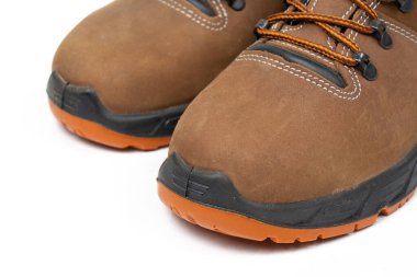 Bağcıklarla çalışmak için yeni ayakkabılar. Beyaz arka planda güvenlik ayakkabıları fabrikadaki ya da endüstrideki kazadan korunmak için iş ayakkabıları..