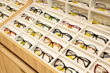 Chelyabinsk Bölgesi, Rusya - Kasım 2019. Gözlüklü bir vitrin. Gözlük için çok renkli çerçeve örnekleri.