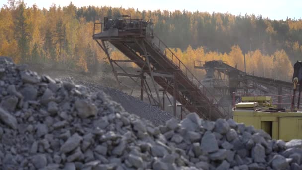 Taşlar Taşıma Bandıyla Birlikte Moloz Yığını Endüstriyel Arka Plan Madencilik — Stok video
