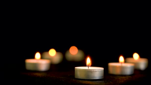 Las Velas Pequeñas Decorativas Arden Sobre Fondo Oscuro Descanso Paz — Vídeo de stock