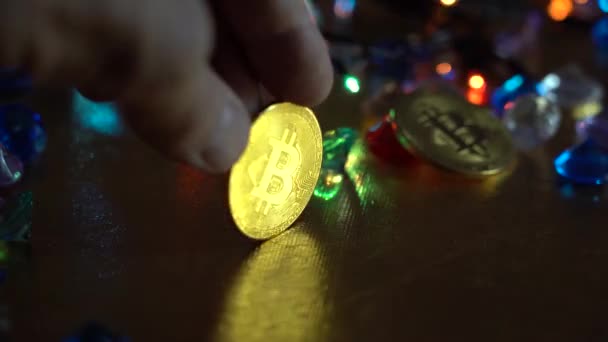 Bitcoin Guld Mynt Handen Bakgrund Flerfärgade Lampor — Stockvideo