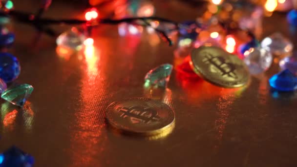 Bitcoin pièce d'or tourne sur un fond de lumières multicolores 
