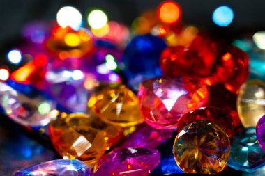 Çok renkli cam çakıl taşları karanlıkta parlak doymuş renklerle parlıyor. Yakın plan. Renkli cam taşlar var.