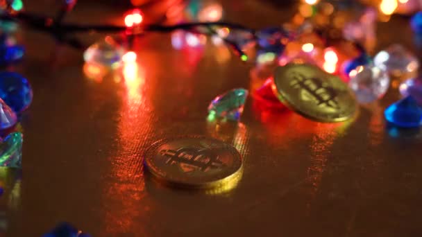 Bitcoin moneda de oro gira sobre un fondo de luces multicolores . — Vídeo de stock