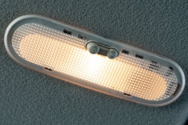 Düğmeli lambayı aç. Araç kulübesinde yakın ışık yanıyor.