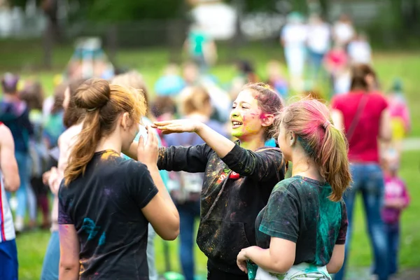 Chelyabinsk Region, Rússia - JULHO 2019. Festival de cores para crianças.Crianças de diferentes nacionalidades são amigos no festival de cores . — Fotografia de Stock