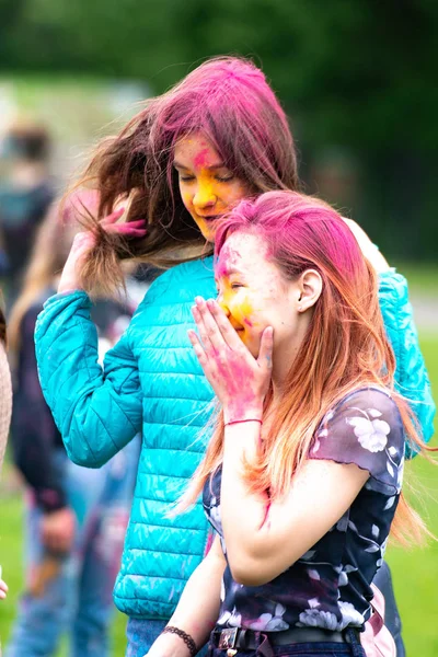 Chelyabinsk Region, Rússia - JULHO 2019. Festival de cores para crianças.Crianças de diferentes nacionalidades são amigos no festival de cores . — Fotografia de Stock