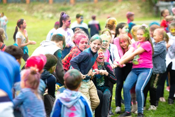 Region Czelabiński, Rosja - lipiec 2019 r. Dzieci różnych narodowości są przyjaciółmi na festiwalu kolorów. Holownik wojenny. Dzieci pasjonują się grą. Żywe emocje na twarzy dziecka — Zdjęcie stockowe