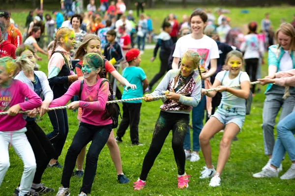 Region Czelabiński, Rosja - lipiec 2019 r. Dzieci różnych narodowości są przyjaciółmi na festiwalu kolorów. Holownik wojenny. Dzieci pasjonują się grą. Żywe emocje na twarzy dziecka — Zdjęcie stockowe