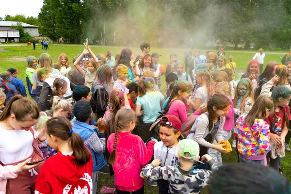 Regionen Tjeljabinsk, Ryssland - juli 2019. Festival av färger för barn.Barn av olika nationaliteter är vänner på festivalen av färger. — Stockfoto