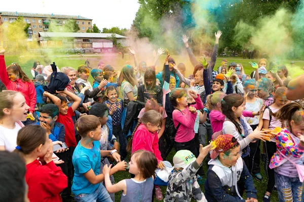 Región de Chelyabinsk, Rusia - JULIO 2019. Festival de colores para niños.Los niños de diferentes nacionalidades son amigos en el festival de colores . — Foto de Stock