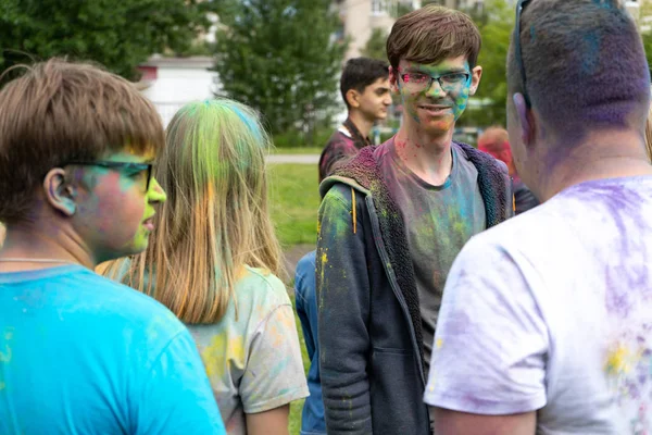 Region Czelabiński, Rosja - lipiec 2019 r. Festiwal kolorów dla dzieci.Dzieci różnych narodowości są przyjaciółmi na festiwalu kolorów. — Zdjęcie stockowe