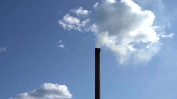 La fumée provient d'un tuyau de fer. La fumée vient de la cheminée de fer de la maison — Video