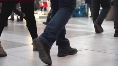 Ticaret katındaki insanların hareketi. Kalabalığın ayakları yere basıyor