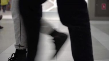 Ticaret katındaki insanların hareketi. Kalabalık ayaklar bir zeminde yürüyor.