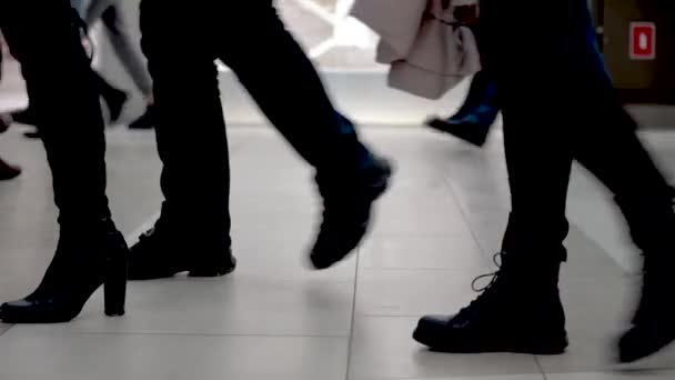 交易场里的人员流动 在地板上走着的人群脚镣 — 图库视频影像
