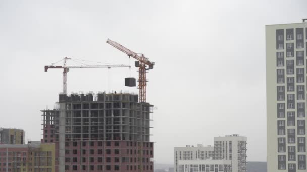 Yekaterinburg ロシア 2019年11月 建設クレーンは負荷を持ち上げます 建設現場のタワークレーン高層ビルの負荷を持ち上げます 複数階建ての現代住宅超高層ビルを建設する過程 — ストック動画