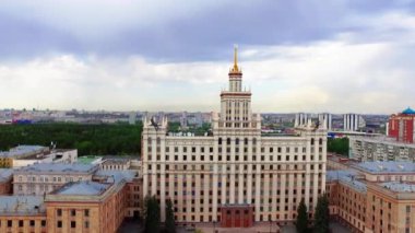 Chelyabinsk, Rusya - Mayıs 2019: Çatı süslemeleri ile Susu 'nun ana binasının cephesi. Binaya daha yakın uçuyor..
