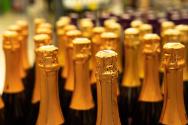 Şarap dükkanında şampanya şişeleri. Seçici odak.