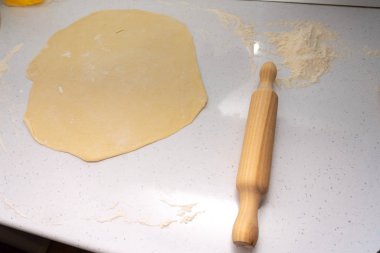 ahşap oklava ve hamur beyaz zemin üzerine