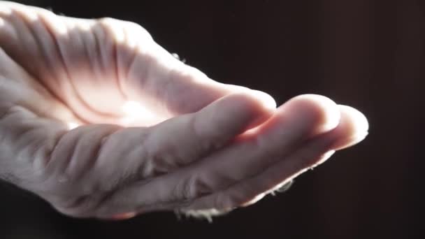 Dedos Mão Homem Luz Brilhante Sobre Fundo Escuro Fechar Para — Vídeo de Stock