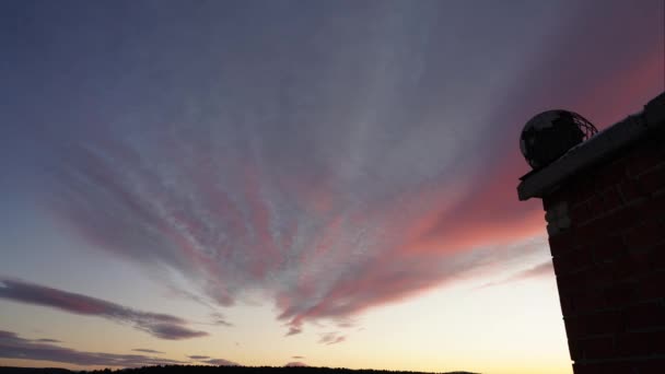 ビル建設の背景に浮かぶ雲と夜のピンクの夕日 — ストック動画