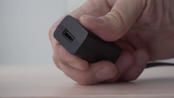 Cabo Usb Sendo Conectado Carregador Parede Usb Pequeno — Vídeo de Stock