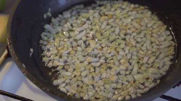 Saltear Cebolla Aceite Cierre Cebolla Picada Que Salteada Freír Rápidamente — Vídeo de stock