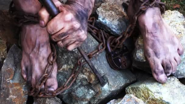 鉄の鎖の奴隷は採石場で働く接近中だ奴隷の人生からのシーン 奴隷労働の象徴 鎖に手と足 — ストック動画