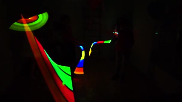 Bastones Luminosos Multicolores Giran Rápidamente Círculo Completa Oscuridad Dejando Largo — Vídeo de stock