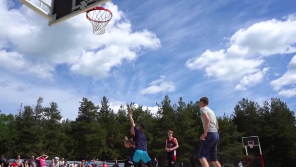 Yekaterinburg, Rusland - juni 2019. Streetball speler springt op een basketbalring. Basketbal training buiten in het park. Een gezonde levensstijl. Langzame beweging. — Stockvideo