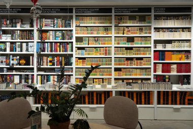 Yekaterinburg, Rusya - Ocak 2020. Klasikler, yabancı yazarlar, cep kitapları, bir kitapçıda sergilenen kurgu.