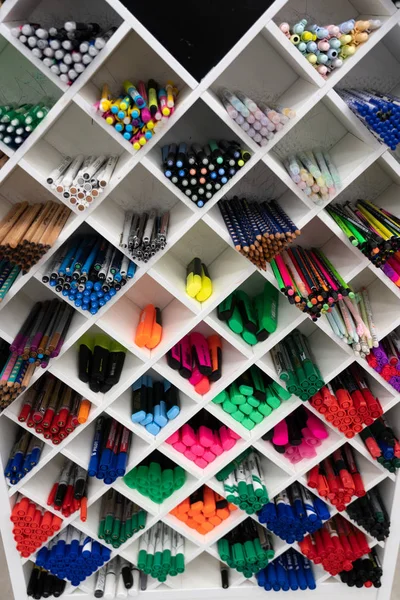 叶卡捷琳堡，俄罗斯- 2020年1月。 艺术商店里的彩色标记。 店里的架子上有彩笔. 办公用品和文具。 五彩斑斓的钢笔摆放在出售文具的架子上. 艺术, — 图库照片